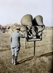 Franse soldaat met een akoestisch luisterapparaat dat vliegtuigen kan volgen, ter voorbereiding op luchtafweergeschut, Frankrijk, ca. 1916-18